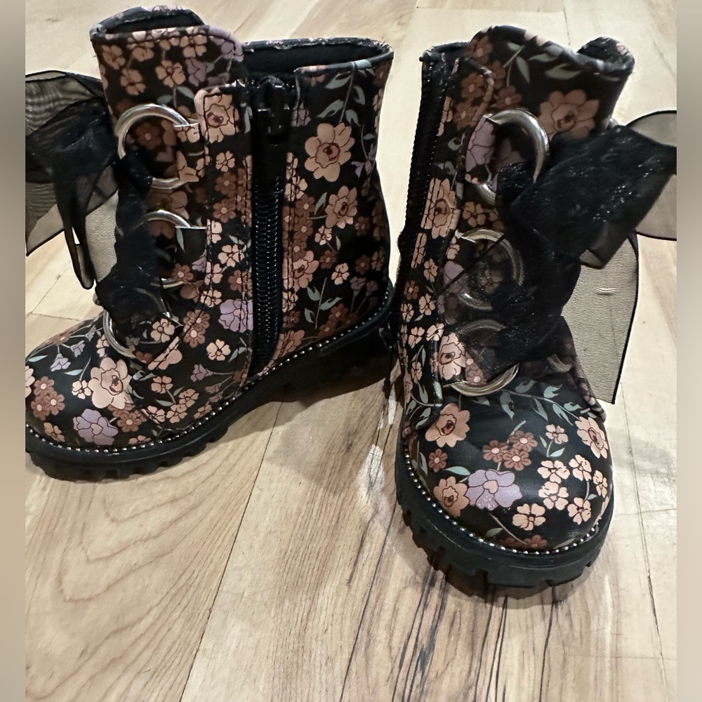 Toddler floral lace up boot (size 5)